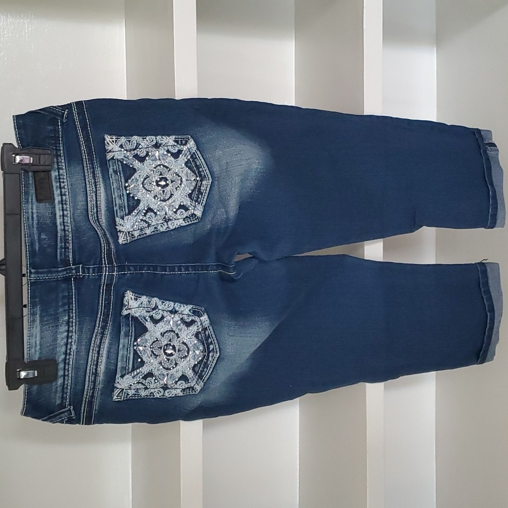 Juniors Wallflower Jean Capris - Picture 2 of 6